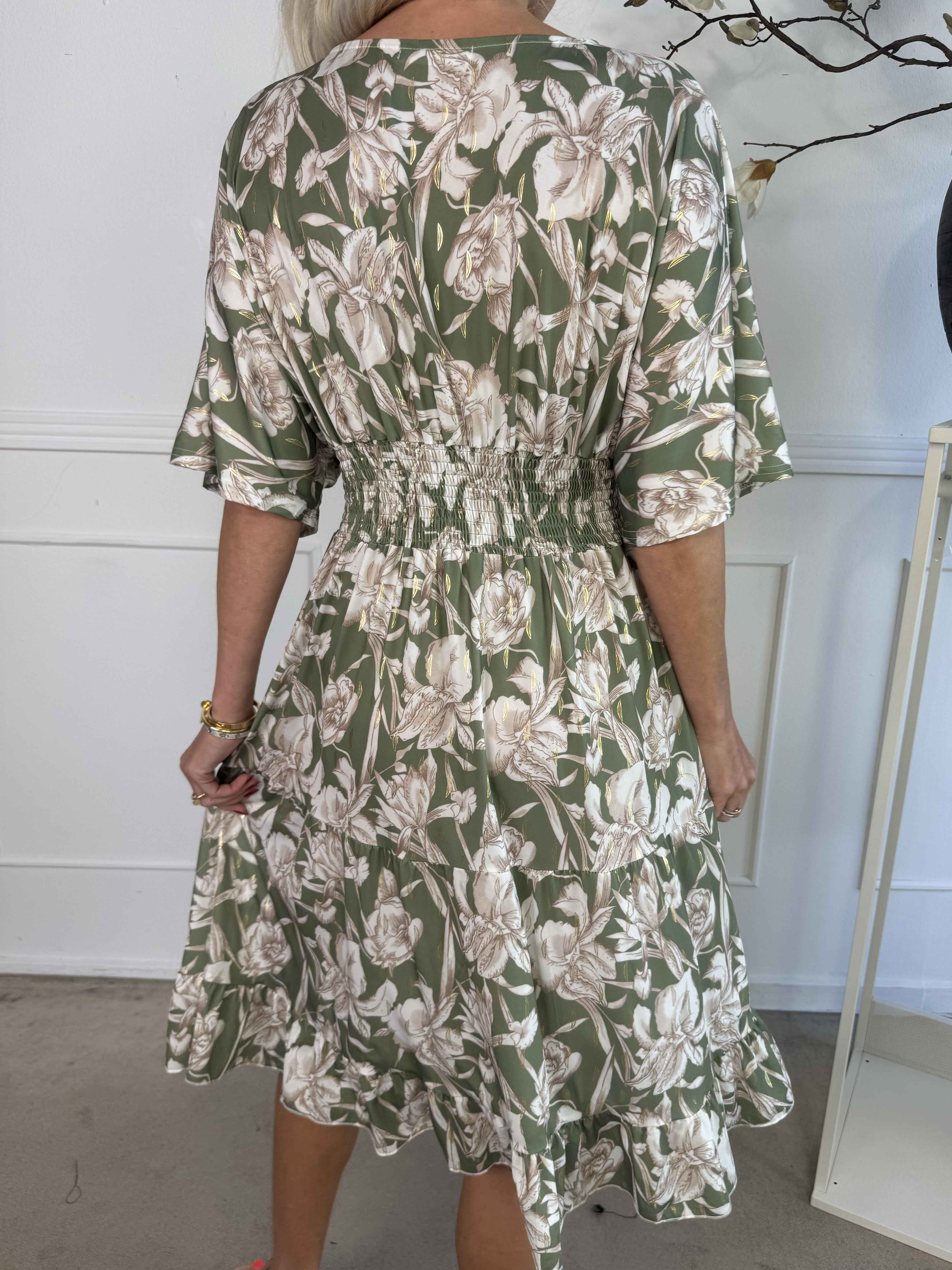 Angela - Elastisk kjole med elegante flæselag i skørtet